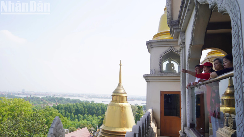 From the main hall, visitors can go to the top floor or go out to the corridors to admire the surrounding scenery from above. From the main hall, visitors can go to the top floor or go out to the corridors to admire the surrounding scenery from above.