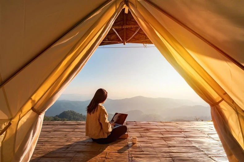 The trend of combining travel with remote work is becoming increasingly popular among Vietnamese travellers. (Photo: iStock - kitzcorner) The trend of combining travel with remote work is becoming increasingly popular among Vietnamese travellers. (Photo: iStock - kitzcorner)