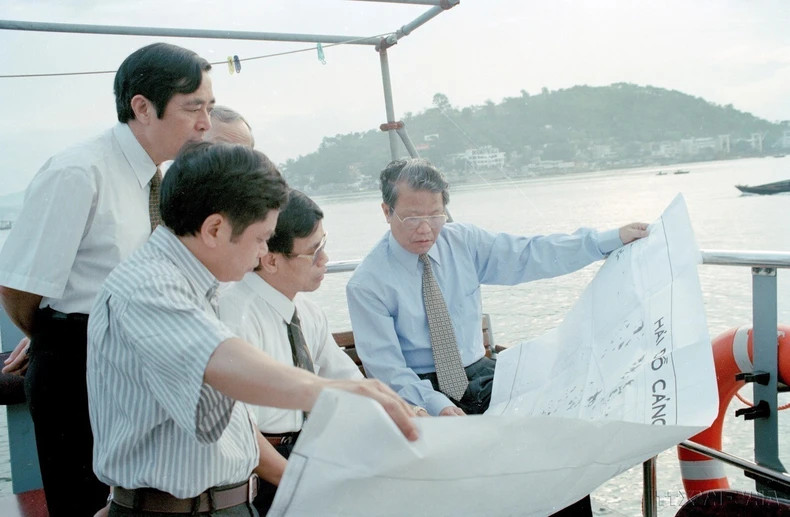 President Tran Duc Luong inspected the planning of Ha Long Bay, aiming to ensure economic development and protect the landscape and environment (October 15, 1997). (Photo: Trong Nghiep/VNA) President Tran Duc Luong inspected the planning of Ha Long Bay, aiming to ensure economic development and protect the landscape and environment (October 15, 1997). (Photo: Trong Nghiep/VNA)