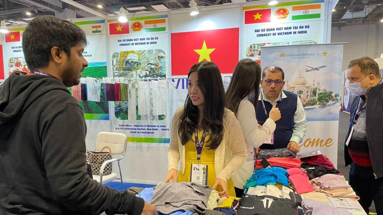 International visitors learn about Vietnamese textile products at an international textile fair in India. (Photo: VNA) International visitors learn about Vietnamese textile products at an international textile fair in India. (Photo: VNA)