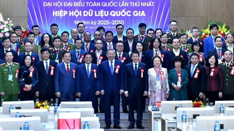 General Secretary To Lam and Prime Minister Pham Minh Chinh take a souvenir photo with the delegates.