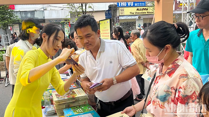 Staff instruct visitors on how to use the audiobook account when receiving it. Staff instruct visitors on how to use the audiobook account when receiving it.