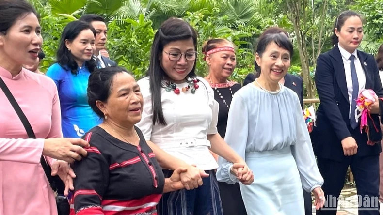 Madame Le Thi Bich Tran and Madame Ishiba Yoshiko visit the Xo Dang ethnic village space.