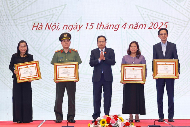 National Assembly Chairman Tran Thanh Man presents certificates of merit from the NA Standing Committee to collectives with outstanding performance in the organisation work. (Photo: VNA)