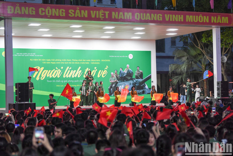 Elaborately staged artistic performances by students of Nguyen Trai University. Elaborately staged artistic performances by students of Nguyen Trai University.