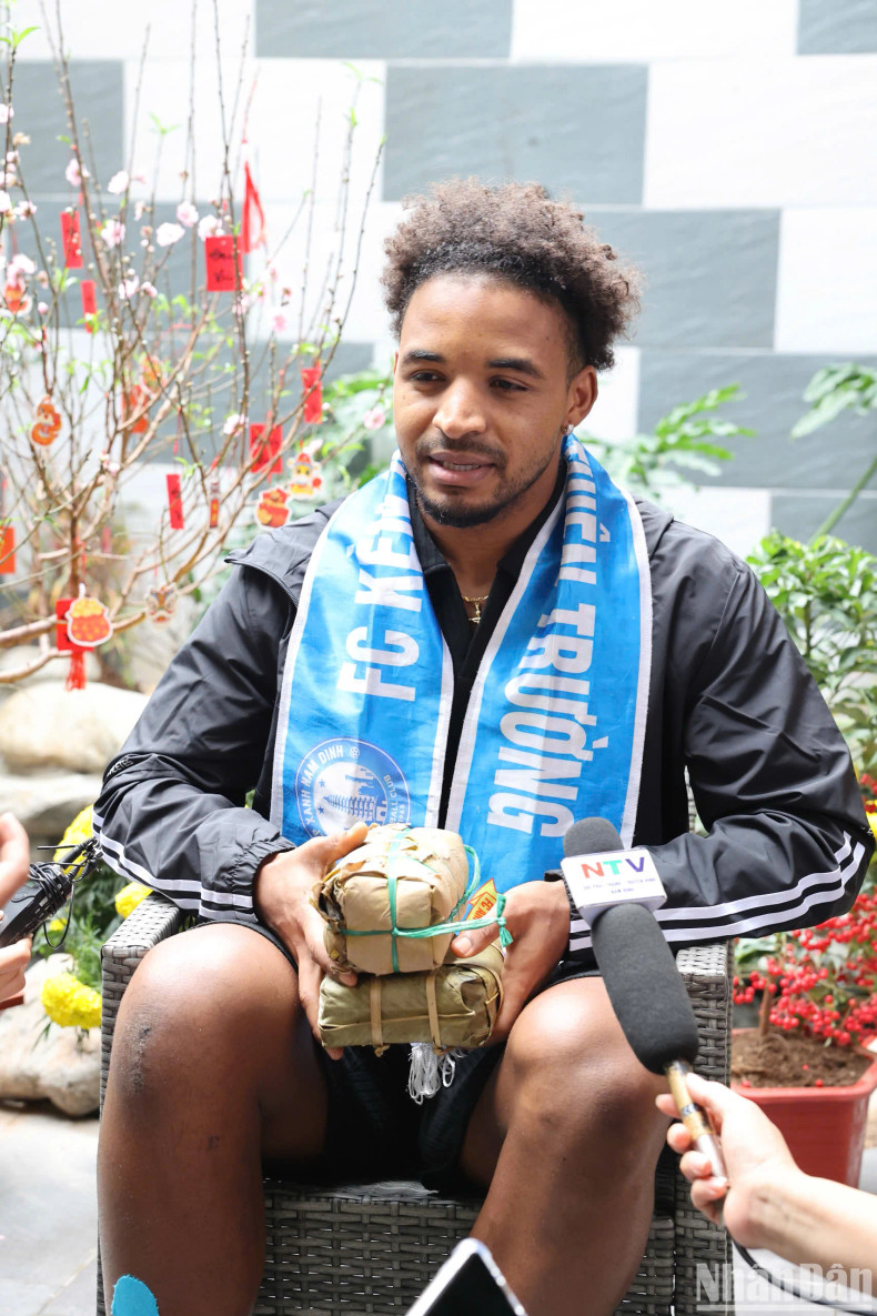 In the hands of Xuan Son are “banh chung” and “gio”, Vietnamese traditional dishes given by some fans. For him, this will probably be the most special Tet. In the hands of Xuan Son are “banh chung” and “gio”, Vietnamese traditional dishes given by some fans. For him, this will probably be the most special Tet.