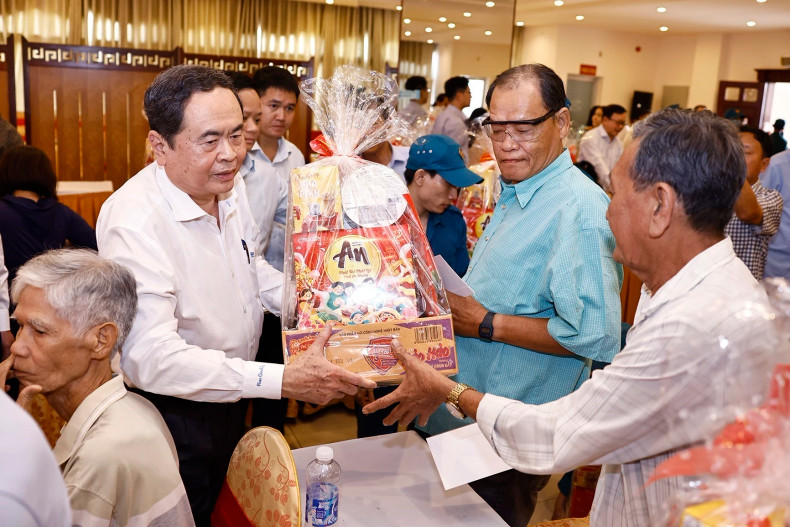 National Assembly Chairman Tran Thanh Man presents Tet gifts to policy beneficiaries and poor households in Tan An ward, Can Tho city. (Photo: VNA)