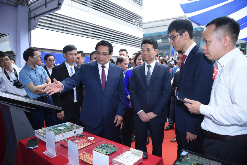 Prime Minister Pham Minh Chinh visits the exhibition of innovation and digital transformation products.