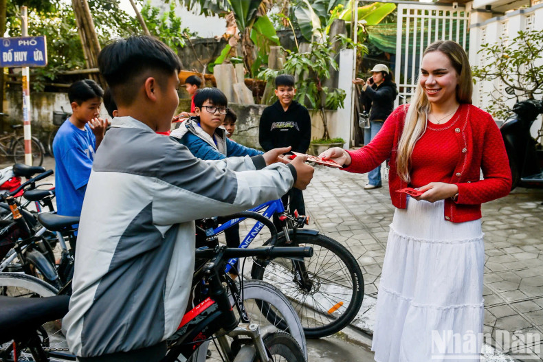 She also gives early lucky money to young fans. She also gives early lucky money to young fans.