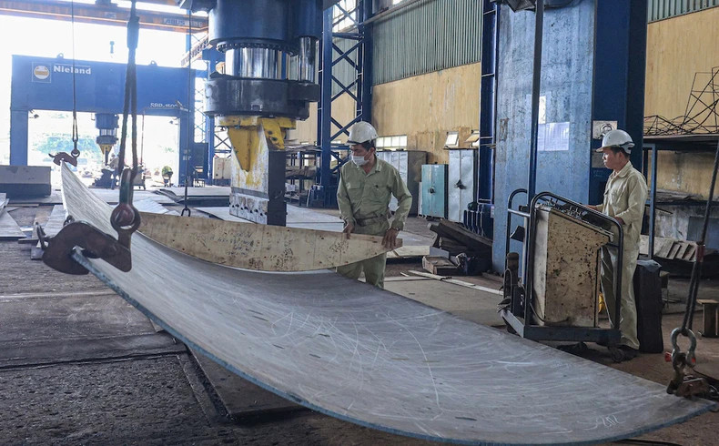 Workers of Song Cam Shipbuilding Company construct a tug-push ship for the ship owner Damen (the Netherlands). Workers of Song Cam Shipbuilding Company construct a tug-push ship for the ship owner Damen (the Netherlands).
