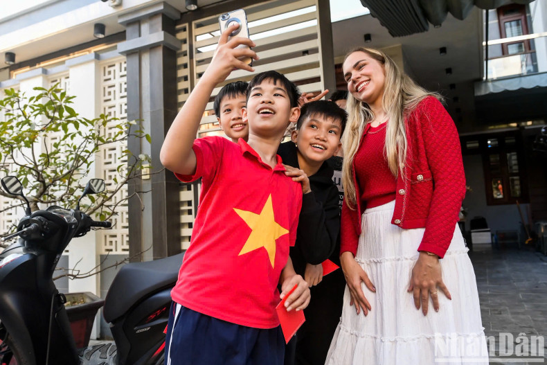 Marcele takes photos with fans in Nam Dinh. Marcele takes photos with fans in Nam Dinh.