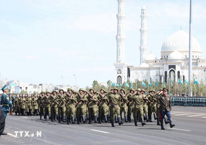 Kazakh military forces join the parade. (Photo: VNA)