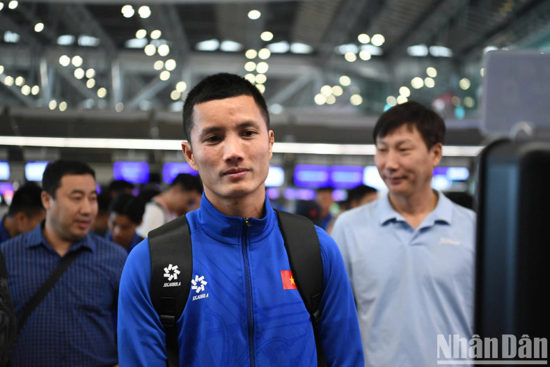 Goalkeeper Dinh Trieu wins the title of Best Goalkeeper of the tournament.