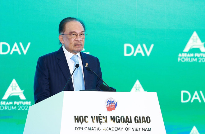 Malaysian Prime Minister Anwar Ibrahim addresses the session. (Photo: VNA)