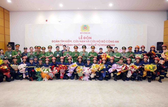 MPS leaders and the search and rescue team at the homecoming ceremony. (Photo: VNA)