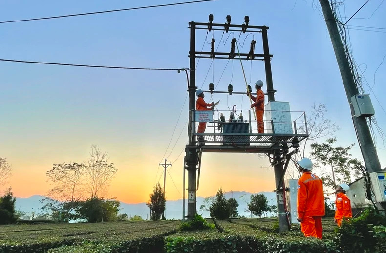 Workers of Tan Uyen District Power Company handle a transformer station incident. (Photo: Tran Tuan)