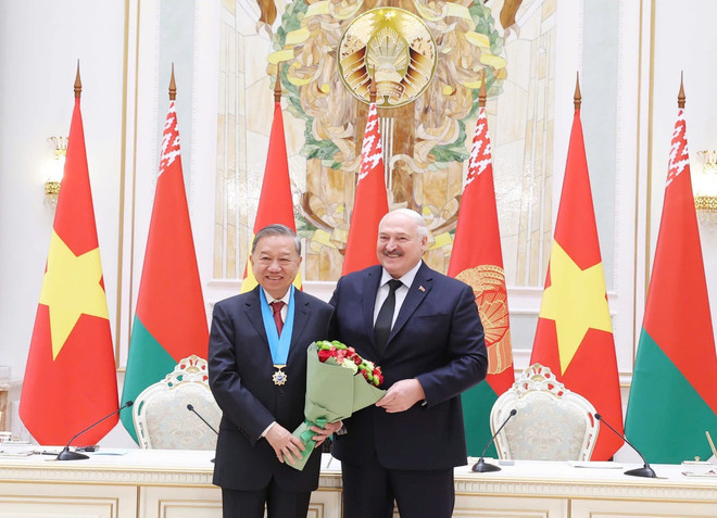 Belarusian President Aleksandr Lukashenko presents the Order of Friendship of Peoples to Party General Secretary To Lam in Minsk on May 12, 2025. (Photo: VNA)