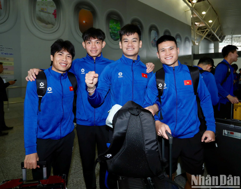 Vietnamese players are in a good mood before departure. Vietnamese players are in a good mood before departure.