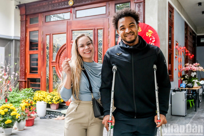 Previously, on January 24, after surgery for an injury sustained at the ASEAN Cup 2024, Nguyen Xuan Son was discharged from the hospital and returned to his home in Nam Dinh. After celebrating Lunar New Year with his family, Xuan Son will return to the hospital to undergo the recovery stages. Previously, on January 24, after surgery for an injury sustained at the ASEAN Cup 2024, Nguyen Xuan Son was discharged from the hospital and returned to his home in Nam Dinh. After celebrating Lunar New Year with his family, Xuan Son will return to the hospital to undergo the recovery stages.