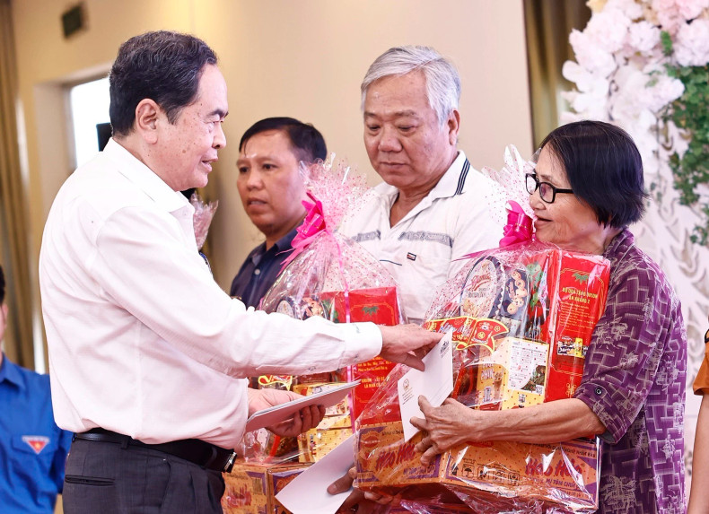 NA Chairman Man presents Tet gifts to policy beneficiaries and poor households in Tan An ward, Can Tho city. (Photo: VNA)