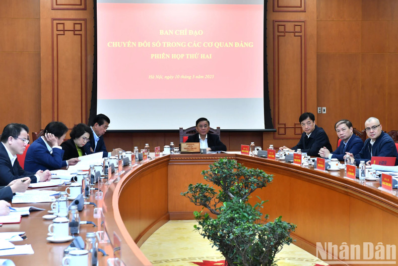 Politburo member and Permanent member of the Party Central Committee's Secretariat Tran Cam Tu chairs the meeting.