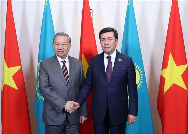 General Secretary of the Communist Party of Viet Nam Central Committee To Lam (L) met with Yerlan Koshanov, Speaker of the Mazhilis - the lower house of Kazakhstan’s parliament, who is also Chairman of the ruling Amanat Party. (Photo: VNA) General Secretary of the Communist Party of Viet Nam Central Committee To Lam (L) met with Yerlan Koshanov, Speaker of the Mazhilis - the lower house of Kazakhstan’s parliament, who is also Chairman of the ruling Amanat Party. (Photo: VNA)