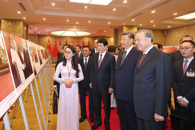 Party General Secretary To Lam (first, right) and President Luong Cuong (third, right), and Party General Secretary and President of China Xi Jinping (second, right) view a photo exhibition “75 years of Vietnam-China diplomatic relations”, jointly organised by the Vietnam News Agency, the Xinhua News Agency and the Vietnam Union of Friendship Organisations. (Photo: VNA)