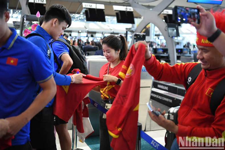 The fans meet, thank, and congratulate the coaching staff and the players in person and especially want to see the long-awaited championship cup with their own eyes.