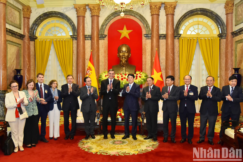 President Luong Cuong and Spanish Prime Minister Pedro Sanchez with the delegates at the reception.