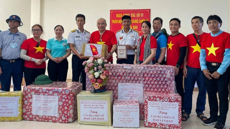 Overseas Vietnamese present gifts to island officers and soldiers in Len Dao.