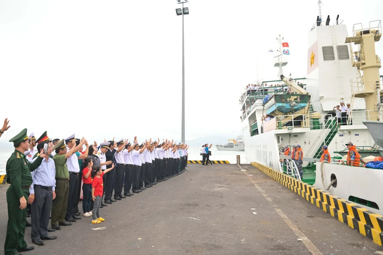 Before the ship departed, Tet was brought from the mainland to the army and people on the islands of Truong Sa Archipelago. (Photo: D.V.T)