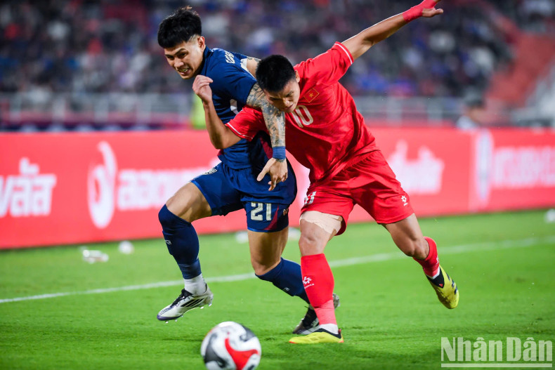 The match started with tension. The match started with tension.