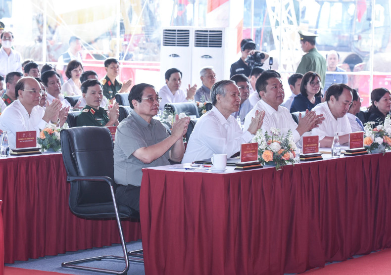 Prime Minister Pham Minh Chinh and delegates attend the groundbreaking ceremony.