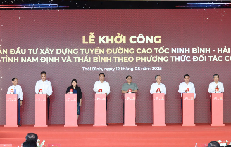 Prime Minister Pham Minh Chinh and delegates conduct the groundbreaking ceremony for the project.