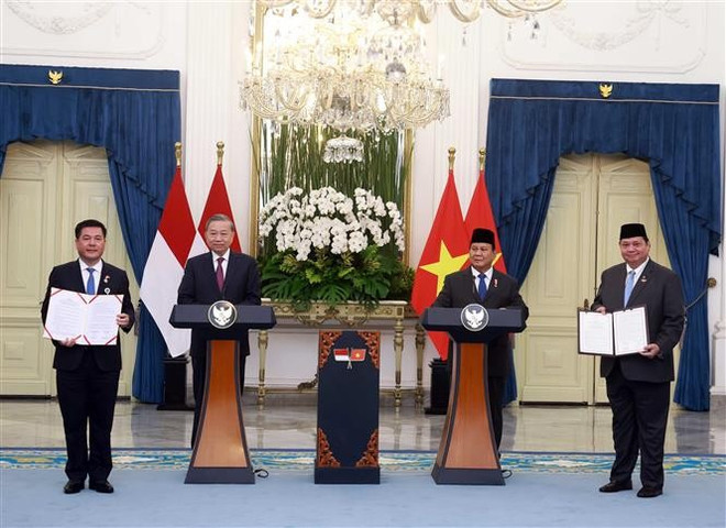 General Secretary of the Communist Party of Vietnam Central Committee To Lam and Indonesian President Prabowo Subianto witness the exchange of cooperation agreements between the two countries (Photo: VNA)