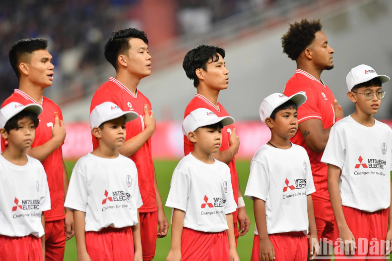 Members of the Vietnamese team perform the flag salute ceremony and sing the national anthem. Members of the Vietnamese team perform the flag salute ceremony and sing the national anthem.