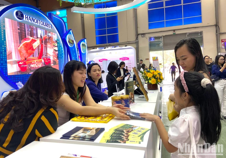 Tourists learn about tours at the Vietnam International Travel Fair - VITM Hanoi 2025. (Photo: HA THANH) Tourists learn about tours at the Vietnam International Travel Fair - VITM Hanoi 2025. (Photo: HA THANH)
