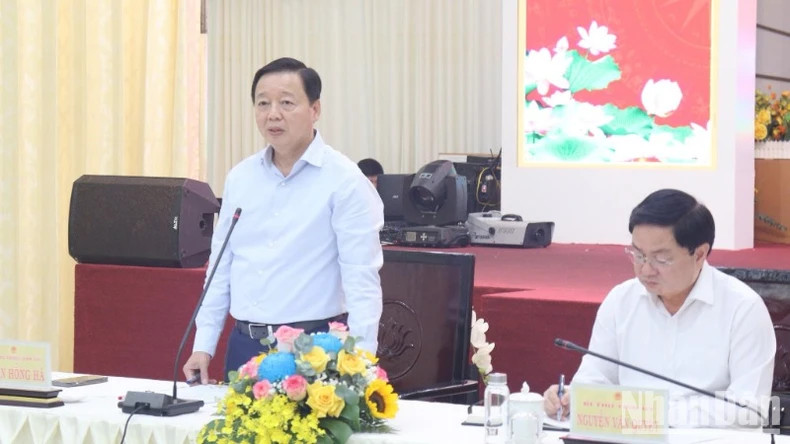 Deputy PM Tran Hong Ha speaks at the session.