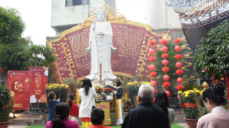 Many Da Nang families choose to visit pagodas at the beginning of the year to wish for peace for their families and relatives. (Photo: ANH DAO)