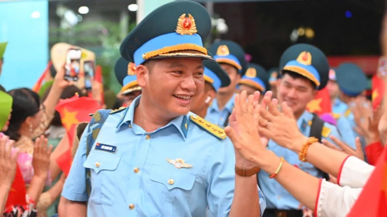 The officers and soldiers were touched by the sentiments of the local people at Bien Hoa Station.