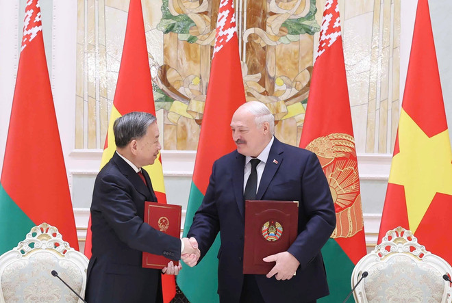 General Secretary of the Communist Party of Viet Nam Central Committee To Lam and President of Belarus Aleksandr Lukashenko sign a joint statement on the establishment of the Viet Nam-Belarus strategic partnership. (Photo: VNA)