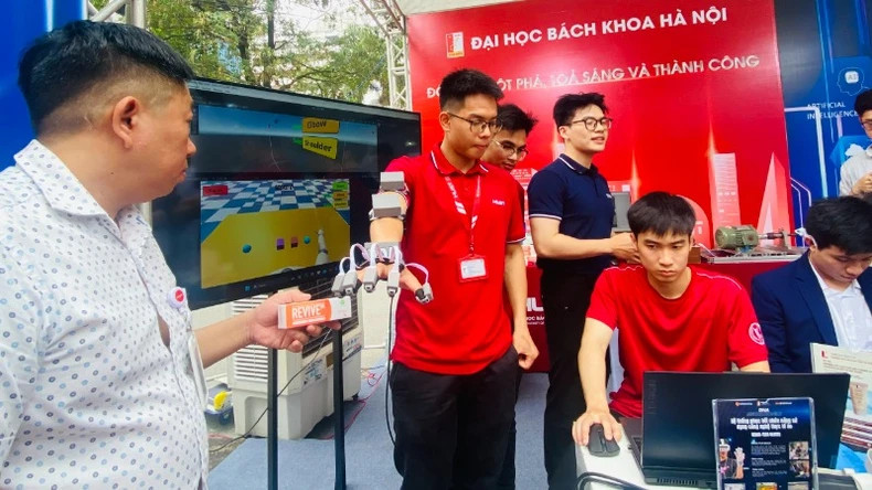 Hanoi University of Science and Technology introduces products from many scientific and technological research topics on health. Hanoi University of Science and Technology introduces products from many scientific and technological research topics on health.