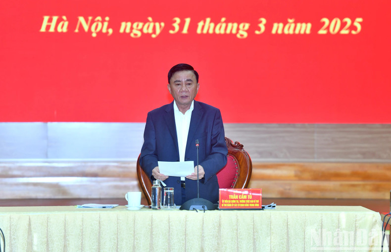Tran Cam Tu, Politburo member, permanent member of the Secretariat, Secretary of the Party Committee of the Central Party Agencies speaks at the meeting.