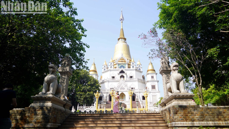 With a gold-painted tower top and tower architecture similar to temples in Thailand, this place has become a favourite destination to many people. With a gold-painted tower top and tower architecture similar to temples in Thailand, this place has become a favourite destination to many people.