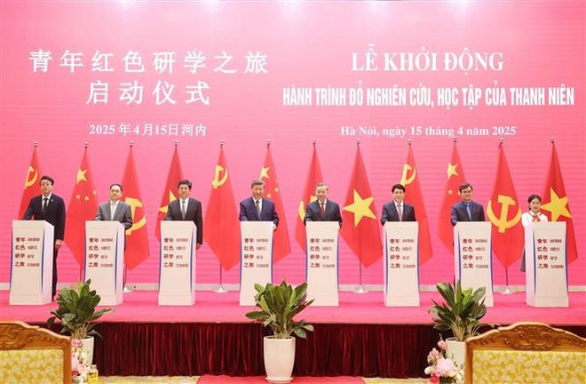 Party General Secretary To Lam (fourth, right), State President Luong Cuong (third, right) and General Secretary of the Communist Party of China Central Committee and President of China Xi Jinping (fourth, left) and delegates launch the “Red Journey: Youth’s researches and studies” project in Hanoi on April 15 (Photo: VNA) Party General Secretary To Lam (fourth, right), State President Luong Cuong (third, right) and General Secretary of the Communist Party of China Central Committee and President of China Xi Jinping (fourth, left) and delegates launch the “Red Journey: Youth’s researches and studies” project in Hanoi on April 15 (Photo: VNA)