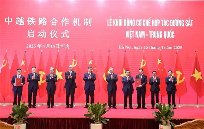 Party General Secretary To Lam and General Secretary of the Communist Party of China Central Committee and President of China Xi Jinping and delegates witness the launch of a Vietnam–China railway cooperation mechanism in Hanoi on April 15. (Photo: VNA) Party General Secretary To Lam and General Secretary of the Communist Party of China Central Committee and President of China Xi Jinping and delegates witness the launch of a Vietnam–China railway cooperation mechanism in Hanoi on April 15. (Photo: VNA)