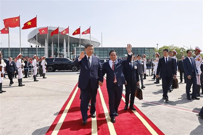 Prime Minister Pham Minh Chinh (right, front) bids farewell to General Secretary of the Communist Party of China (CPC) Central Committee and President of China Xi Jinping at the Noi Bai International Airport in Hanoi on April 15 afternoon. (Photo: VNA)