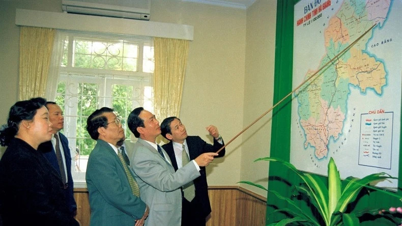 President Tran Duc Luong worked with key officials of Ha Giang Province’s Party Committee and People’s Committee (1999). (Photo: VNA) President Tran Duc Luong worked with key officials of Ha Giang Province’s Party Committee and People’s Committee (1999). (Photo: VNA)