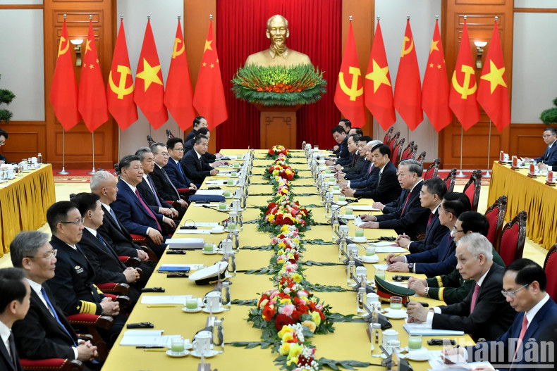 The talks between President of Vietnam Luong Cuong and Party General Secretary and President of China Xi Jinping in Hanoi on April 15 (Photo: NDO)