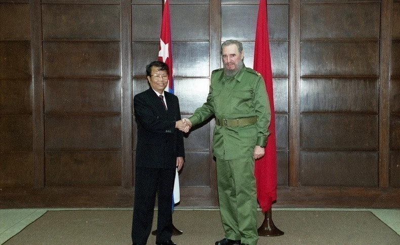 President Tran Duc Luong met President Fidel Castro during his official friendship visit to Cuba, April 9, 2000. (Photo: Trong Nghiep/VNA) President Tran Duc Luong met President Fidel Castro during his official friendship visit to Cuba, April 9, 2000. (Photo: Trong Nghiep/VNA)